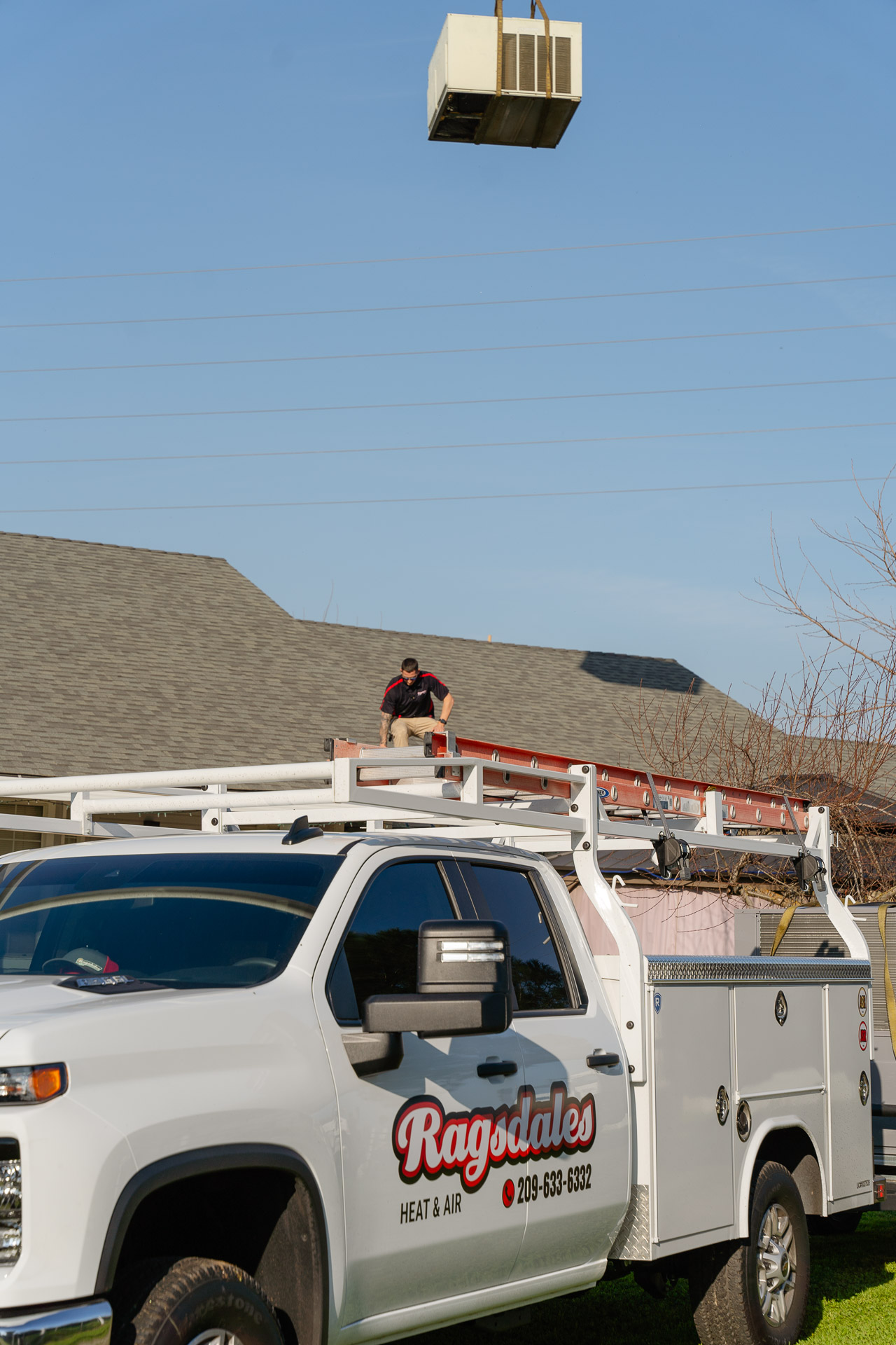 Customer greeting Ragsdales technician