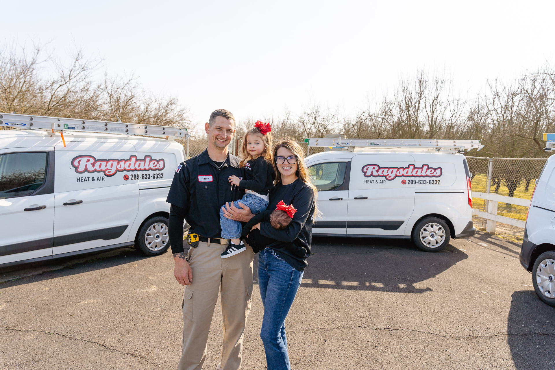 Non-programmable thermostat with 72 degrees on screen